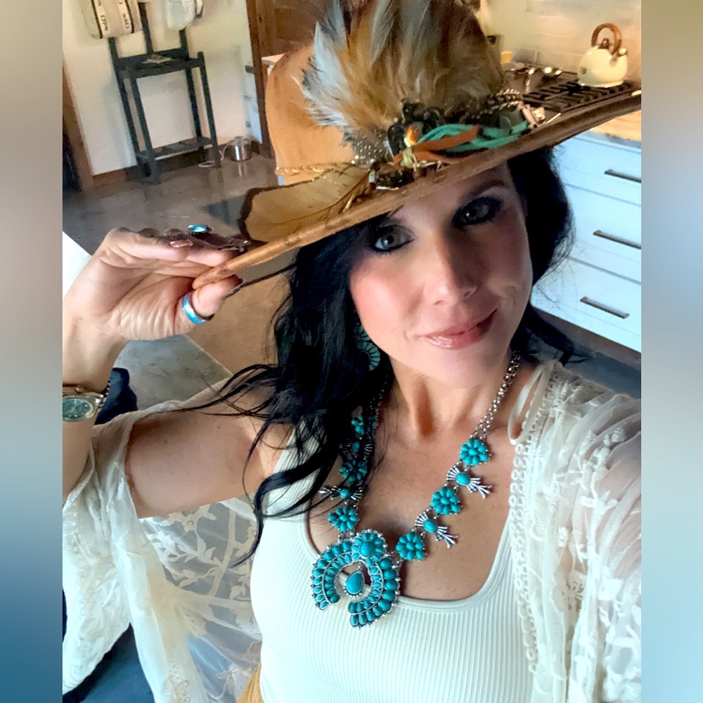 Meet your Posher, Mandi. Fragrance Reviews on TikTok @mandis.2.scents